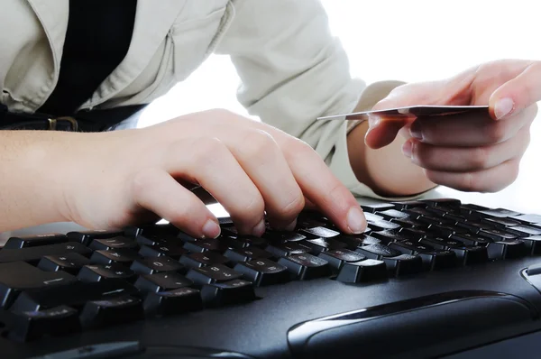 Mains féminines tapant sur la carte de crédit — Photo