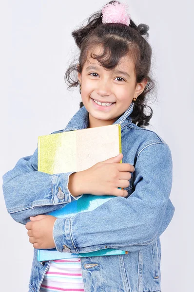 Klein schattig school meisje met notebook in handen — Stockfoto