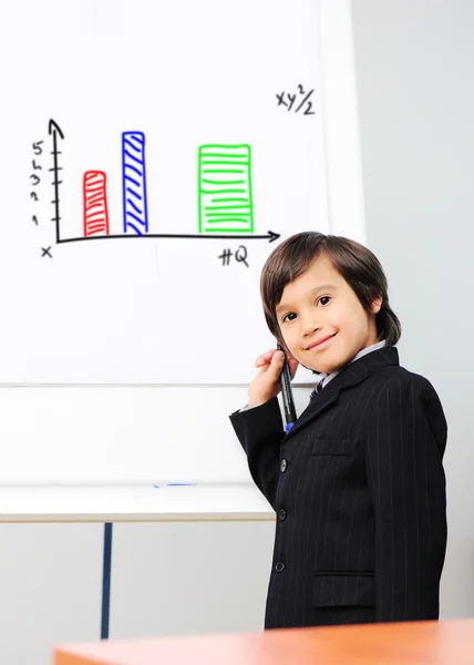 Kleines Kind zeichnet ein Diagramm auf einem Whiteboard, zukünftige Präsentation — Stockfoto