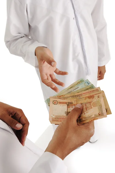 Árabe, islâmico zakat ou sadaka, adulto dando dinheiro para a criança — Fotografia de Stock