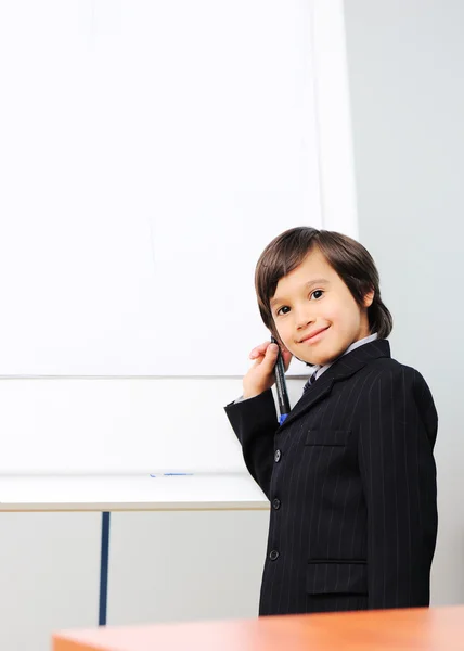 Genialer Junge bei einer Präsentation — Stockfoto