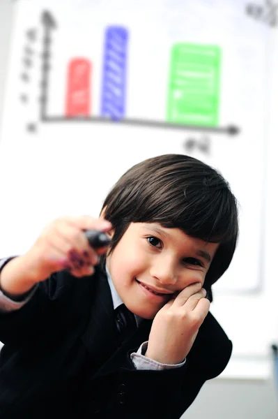 Niño pequeño dibujando un diagrama en una pizarra blanca, presentación futura — Foto de Stock