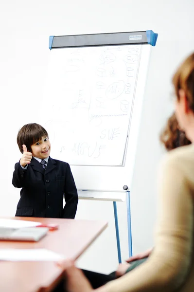 Genie Kind auf Geschäftspräsentation spricht mit Erwachsenen und hält ihnen einen Vortrag — Stockfoto