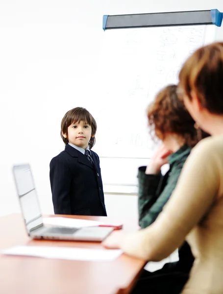 Гениальный ребенок на презентации бизнеса, разговаривает со взрослыми и читает им лекцию — стоковое фото