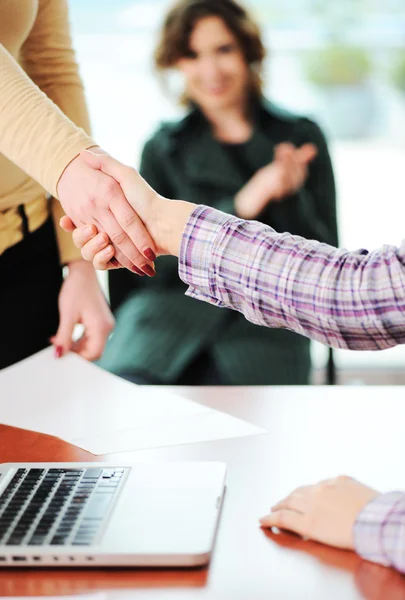 Abschluss eines erfolgreichen Geschäfts per Handschlag. Vertragsunterzeichnung und Applaus im Hintergrund. — Stockfoto