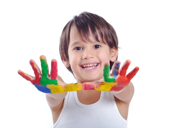 Vijf jaar oude jongen met handen geschilderd in kleurrijke verf klaar voor hand afdrukken Stockfoto