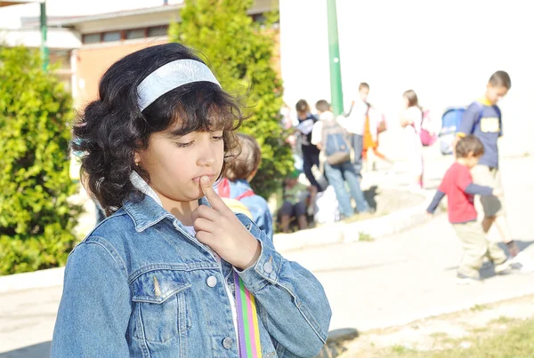 Enfants heureux devant l'école, en plein air, de l'été à l'automne Photos De Stock Libres De Droits