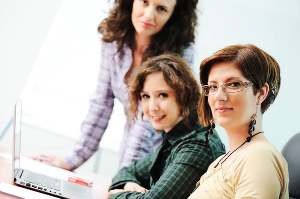 Terwijl vergadering, groep van jonge vrouwen werken samen aan de tabel — Stockfoto