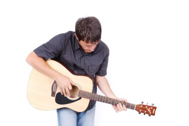 bir adam tutarak gitar