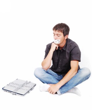 adam izole ağız ve zincirleme laptop