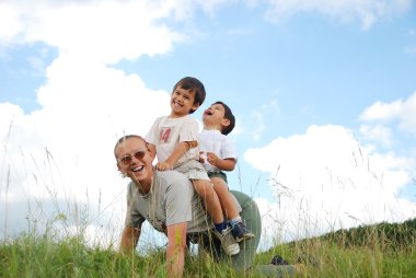 onların gradmother arkasında iki çocuk üzerinde