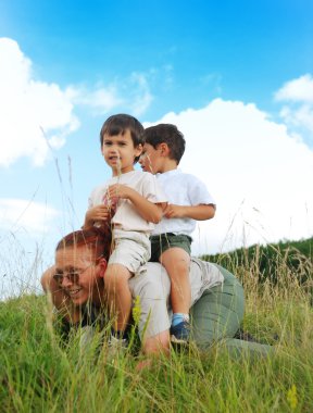 onların gradmother arkasında iki çocuk üzerinde