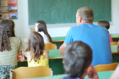 eski öğrenci sınıfta çocuklar ortasında