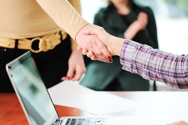 Stänga en framgångsrik överenskommelse med ett handslag. undertecknat avtal och applåder i bakgrunden. — Stockfoto