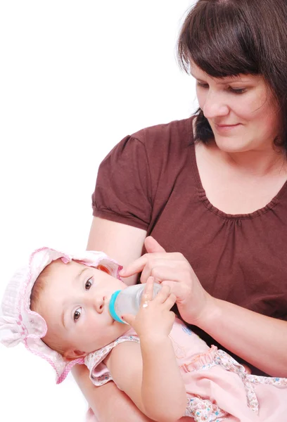 Moeder is het voeden van haar baby — Stockfoto