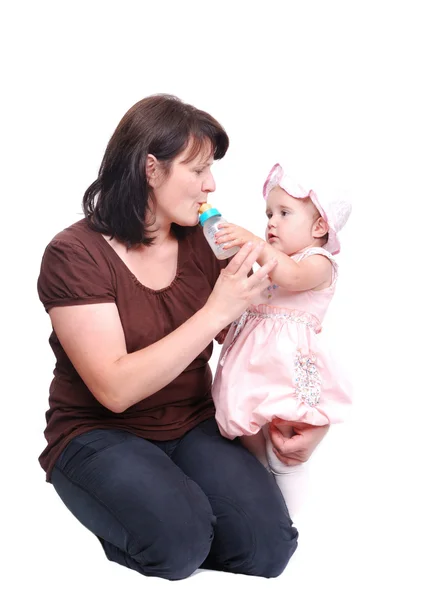 Anya táplálja őt baba és fordítva — Stock Fotó