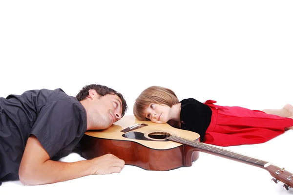 Happy father and daughter lie on guitar — Stock Photo, Image