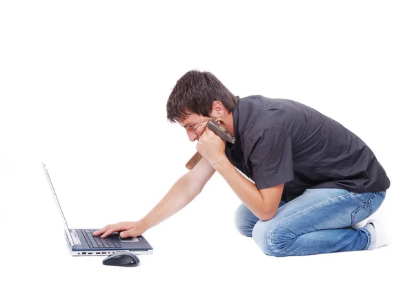 Crazy man is het vernietigen van een laptop met hamer — Stockfoto