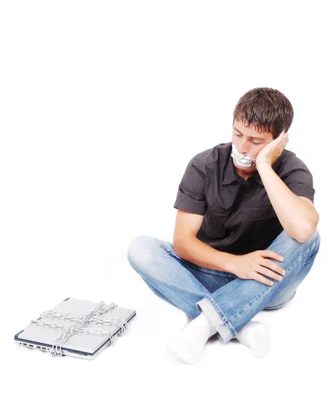 Man met geïsoleerde mond en geketende laptop — Stockfoto