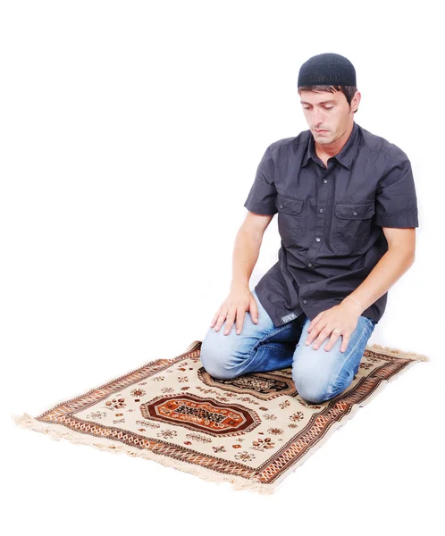 Мусульманин молится традиционным способом — стоковое фото
