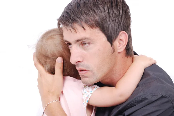 Молодой отец обнимает своего ребенка — стоковое фото