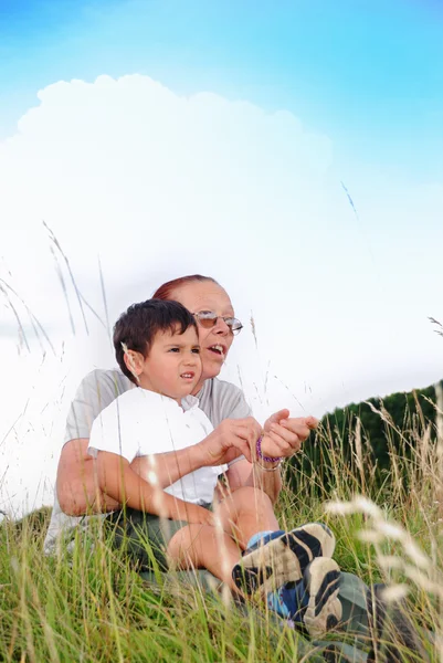 Glückliches Kind in der Natur mit seiner Großmutter — Stockfoto