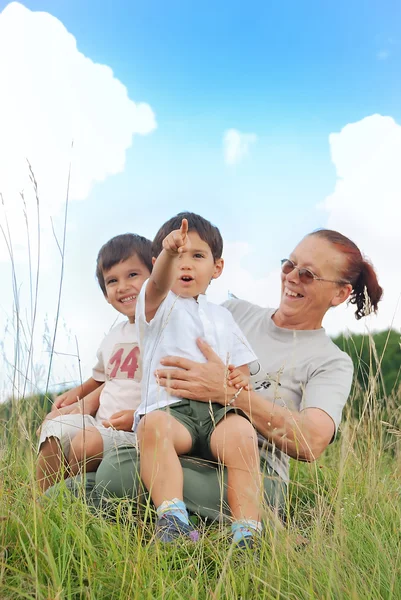 Bambini felici nella natura — Foto Stock