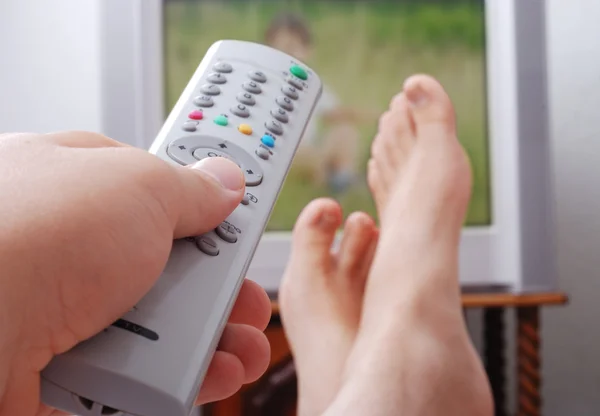Fjärrkontrollen i handen leds in TV — Stockfoto