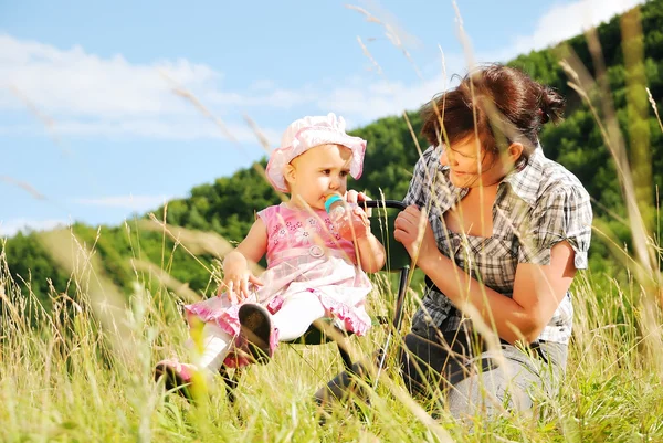 Gelukkig moeder en dochter — Stockfoto