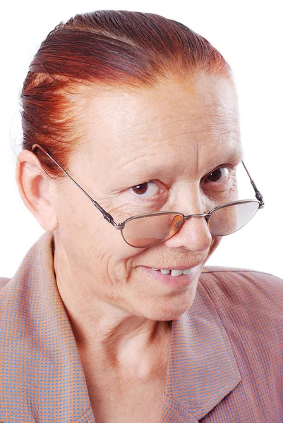 Mujer de mediana edad con gafas está sonriendo — Foto de Stock