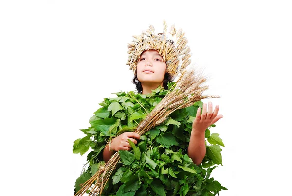 Jolie petite fille en draps de feuilles avec chapeau de blé sur la tête — Photo