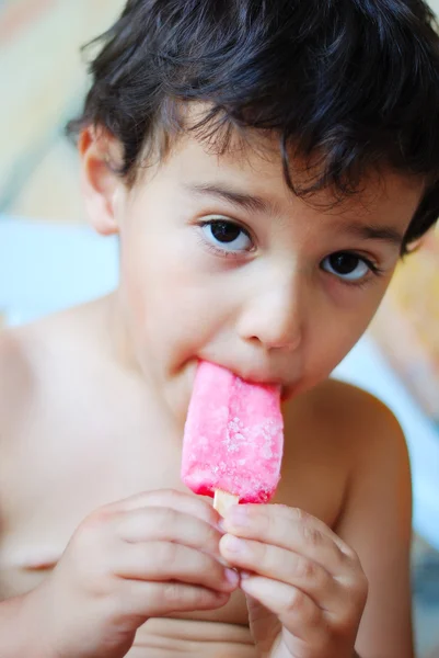 Un niño lindo con helado en la boca — Foto de Stock