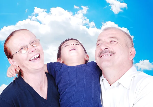 Familia feliz, abuelo, abuela y nieto — Foto de Stock