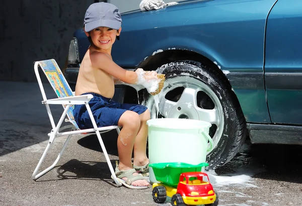 Kind wäscht Auto und Spielzeugauto — Stockfoto