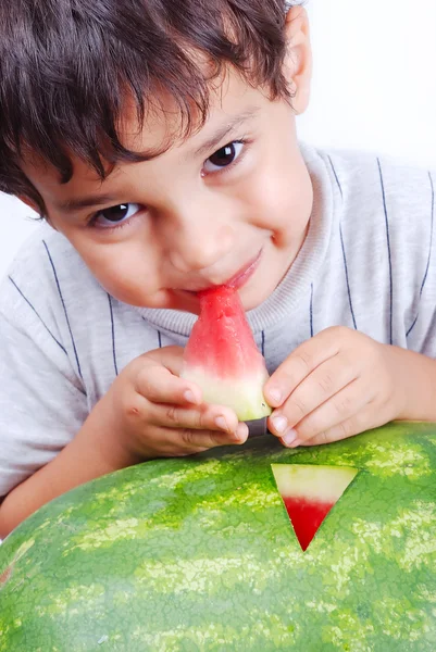 Sehr süßes Kind isst Wassermelone — Stockfoto