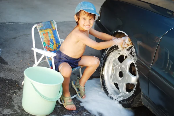 Дитяча пральна машина та іграшковий автомобіль — стокове фото