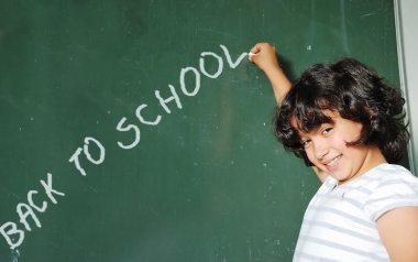 Sınıf Okulu ve yeşil kartı üzerindeki metin