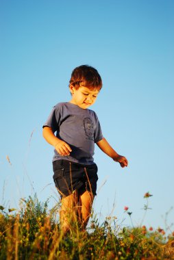 çok güzel bir yerde açık küçük şirin çocuk