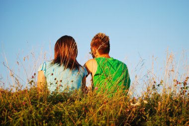 iki genç güzel doğada birlikte