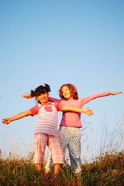Eller yukarı ile açık duran iki mutlu kadın çocuk