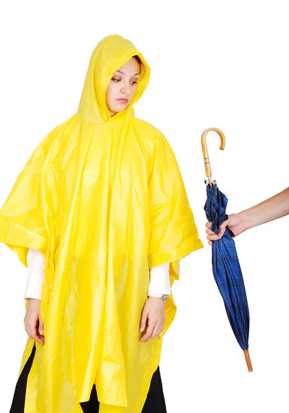 노란색 후드에 좋은 모델 우산 제공 하고있다 — 스톡 사진