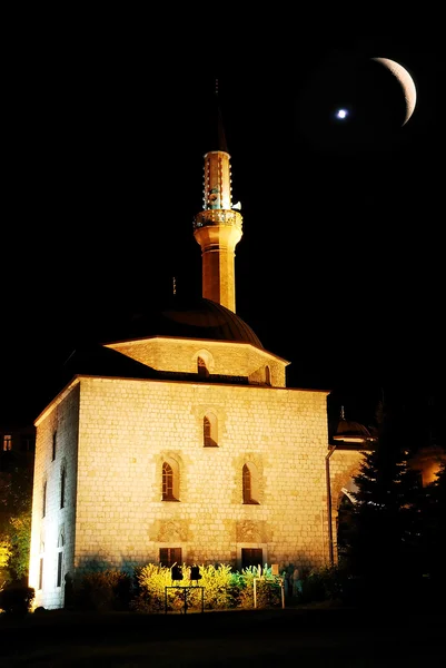 Mezquita en la noche y media luna y estrella en el cielo — Foto de Stock