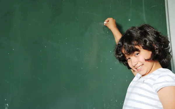 Sala de aula na escola e lugar para texto no quadro verde — Fotografia de Stock