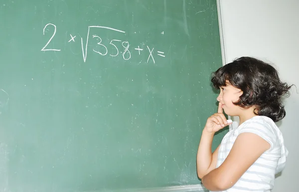 Atividades dos alunos em sala de aula na escola — Fotografia de Stock