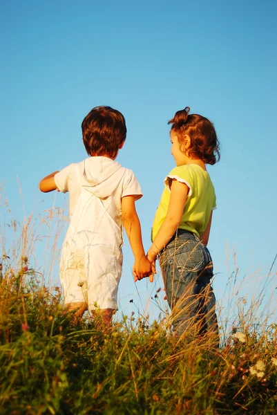 Visión romántica de dos niños de pie juntos al aire libre — Foto de Stock