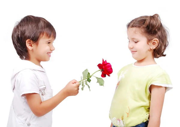 Sehr süße Szene von zwei kleinen Kindern mit Rose — Stockfoto