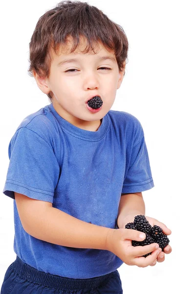 Petit enfant blanc mignon avec mûre dans les mains — Photo