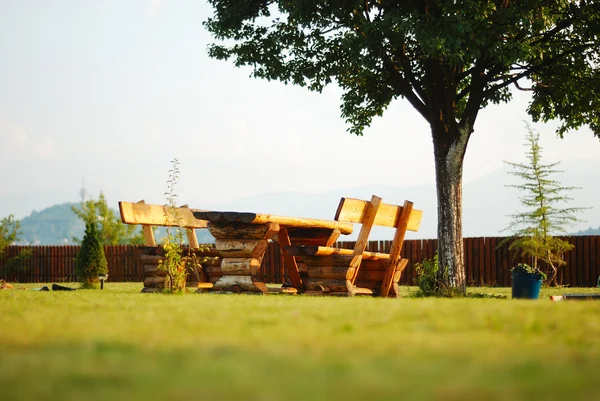 Beautiful scene of bench on green garden — Stock Photo, Image