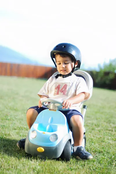 Atividade infantil com brinquedo de caminhão no prado verde — Fotografia de Stock