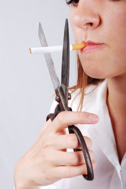 onun cigarete kesmeye genç kadın